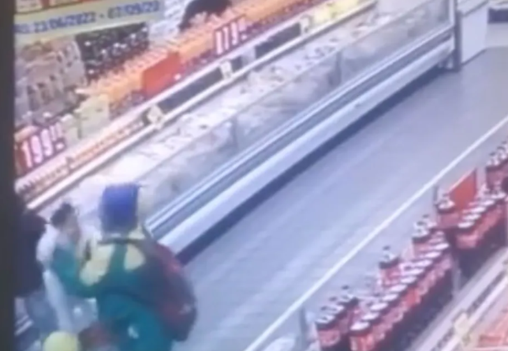 Anne ve babası bir anlığına arkasını döndü! Harekete geçip bebeği market arabasından çaldı G1