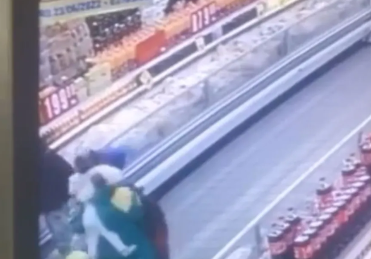 Anne ve babası bir anlığına arkasını döndü! Harekete geçip bebeği market arabasından çaldı G2