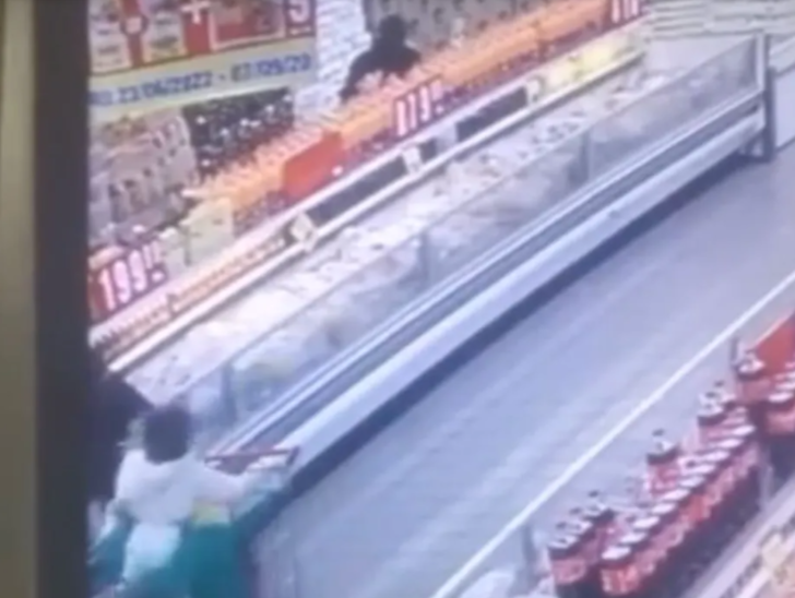 Anne ve babası bir anlığına arkasını döndü! Harekete geçip bebeği market arabasından çaldı G3