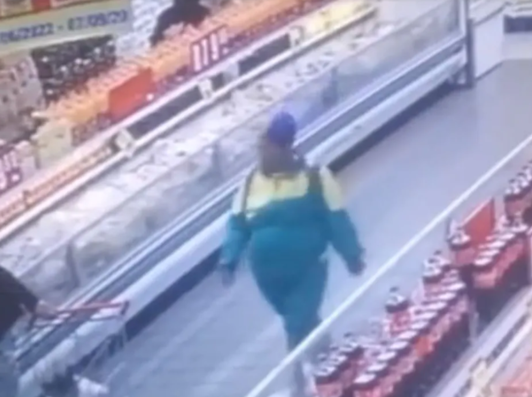 Anne ve babası bir anlığına arkasını d&ouml;nd&uuml;! Harekete ge&ccedil;ip bebeği market arabasından &ccedil;aldı