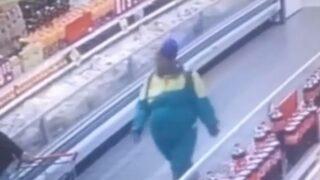 Anne ve babası bir anlığına arkasını döndü! Harekete geçip bebeği market arabasından çaldı