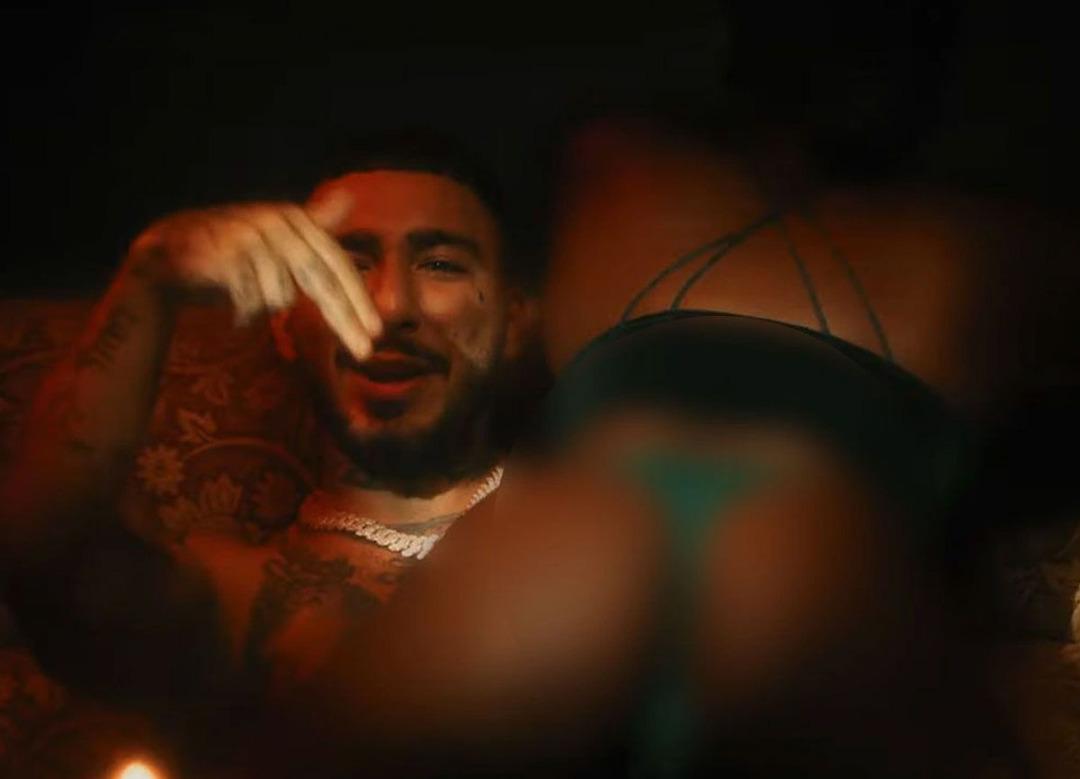 Uzi'nin yeni klibi tartışma yarattı! Erotik sahneler dikkat &ccedil;ekti