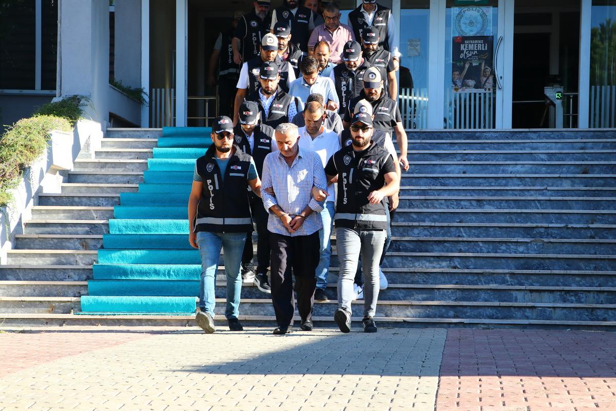 Tekirdağ merkezli silah ka&ccedil;ak&ccedil;ılığı operasyonunda yakalanan 10 zanlı adliyede