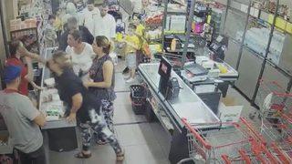 Kasiyere tokatlı saldırı kamerada! Ortalık bir anda karıştı