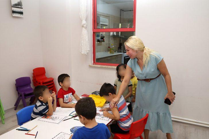 Rektör Özkan, çöp evde bulunup Antalya'da koruma altına alınan çocuğu ziyaret etti: G1