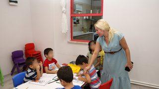 Rektör Özkan, çöp evde bulunup Antalya'da koruma altına alınan çocuğu ziyaret etti: