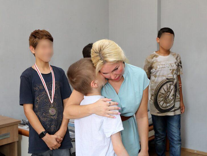 Rektör Özkan, çöp evde bulunup Antalya'da koruma altına alınan çocuğu ziyaret etti: G2