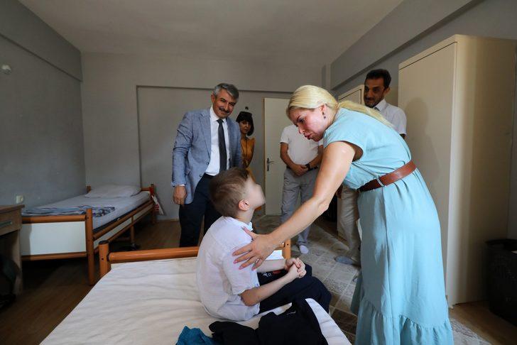 Rektör Özkan, çöp evde bulunup Antalya'da koruma altına alınan çocuğu ziyaret etti: G4