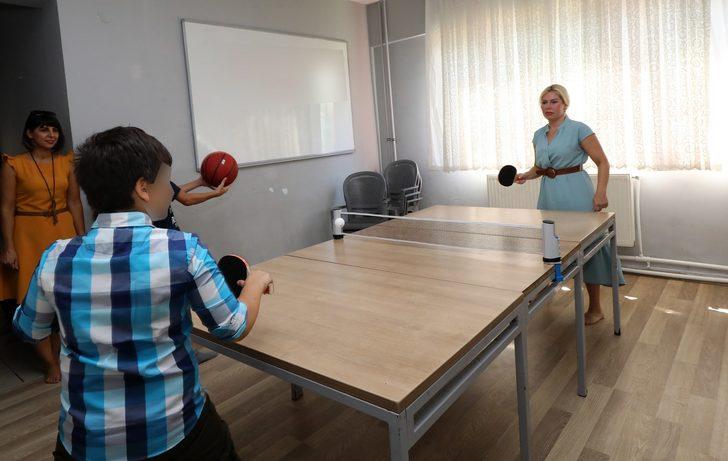 Rektör Özkan, çöp evde bulunup Antalya'da koruma altına alınan çocuğu ziyaret etti: G5