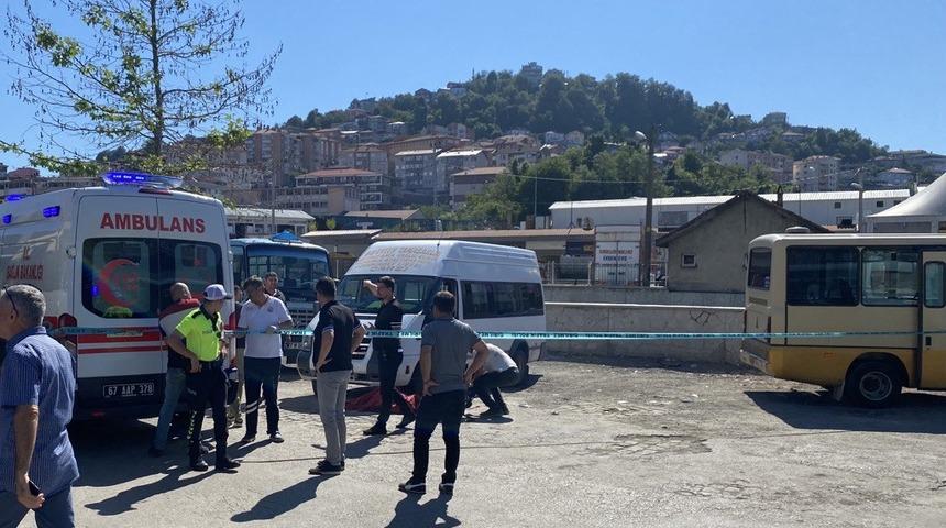 Zonguldak'ta gölgesine oturduğu minibüsün altında kalan yaşlı adam öldü