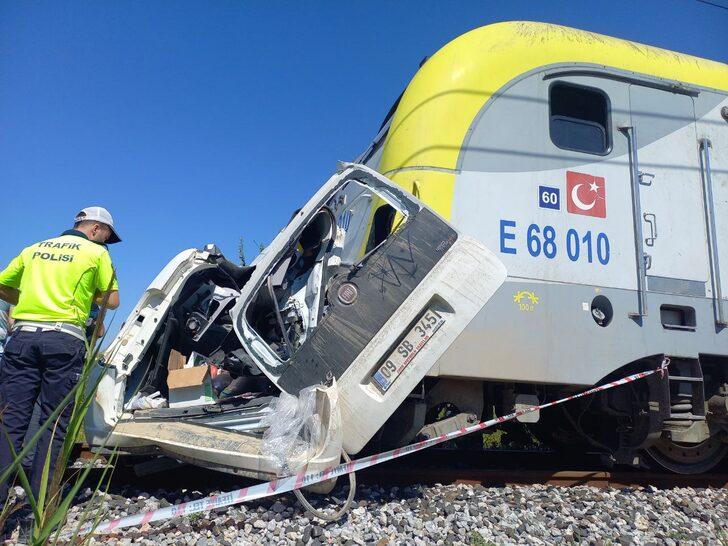 Manisa'da hemzemin geçitte trenin çarptığı hafif ticari aracın sürücüsü öldü G1