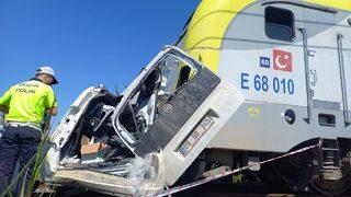 Manisa'da hemzemin geçitte trenin çarptığı hafif ticari aracın sürücüsü öldü