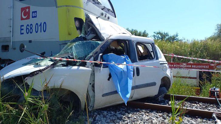 Manisa'da hemzemin geçitte trenin çarptığı hafif ticari aracın sürücüsü öldü G2