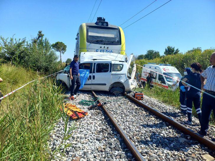 Manisa'da hemzemin geçitte trenin çarptığı hafif ticari aracın sürücüsü öldü G3