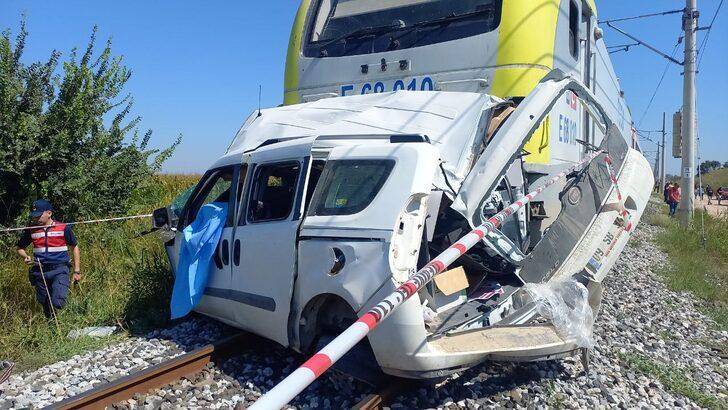 Manisa'da hemzemin geçitte trenin çarptığı hafif ticari aracın sürücüsü öldü G4
