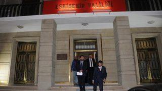 Vali istedi, külliyenin kapısı açıldı, nikah içeride kıyıldı