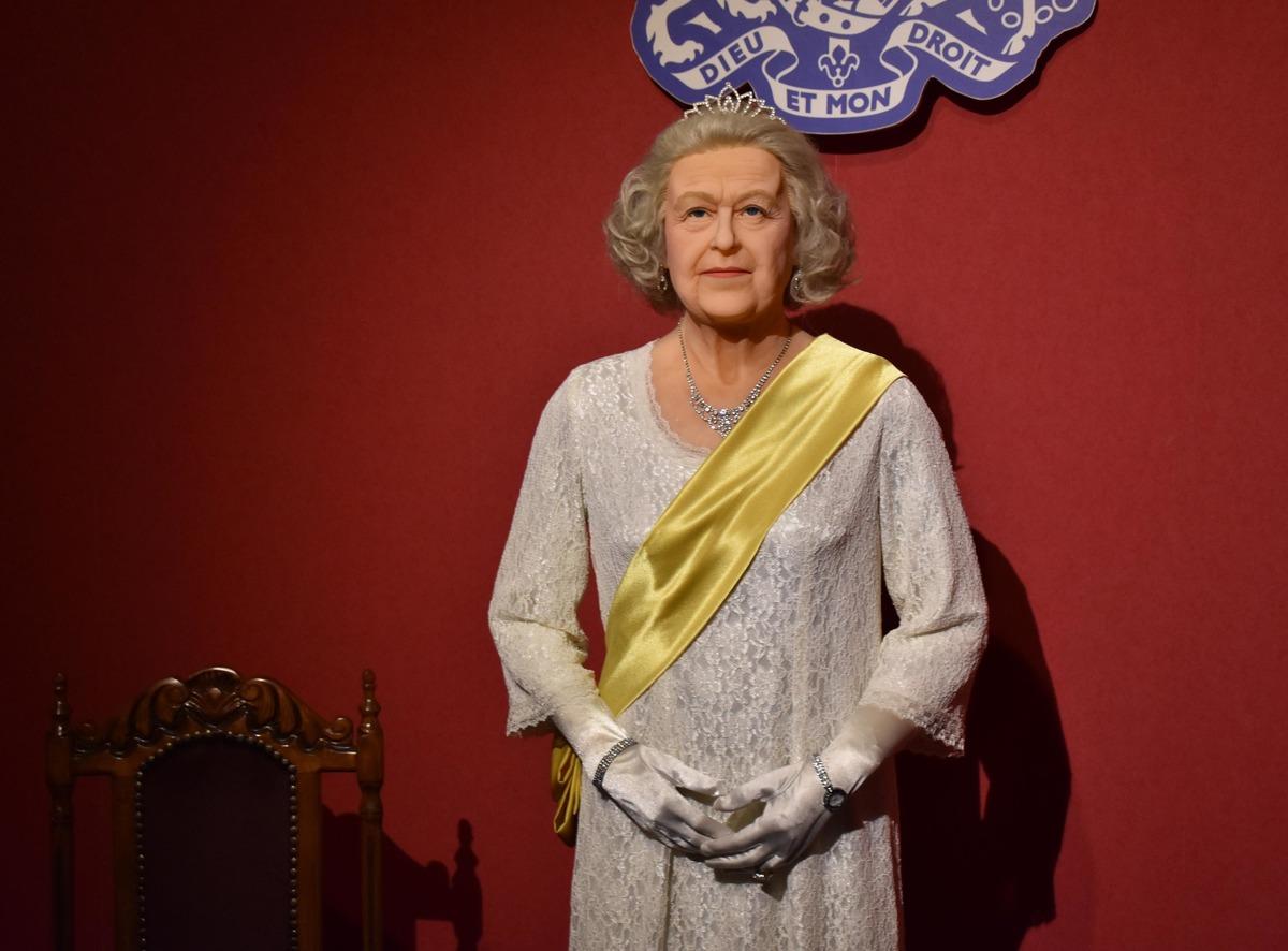 Krali&ccedil;e 2. Elizabeth'in Eskişehir'deki bal mumu heykeline ziyaret&ccedil;i ilgisi