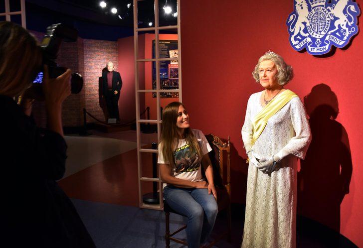 Kraliçe 2. Elizabeth'in Eskişehir'deki bal mumu heykeline ziyaretçi ilgisi G2