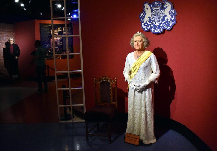 Kraliçe 2. Elizabeth'in Eskişehir'deki bal mumu heykeline ziyaretçi ilgisi G3