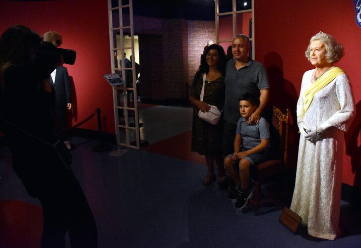 Kraliçe 2. Elizabeth'in Eskişehir'deki bal mumu heykeline ziyaretçi ilgisi G5