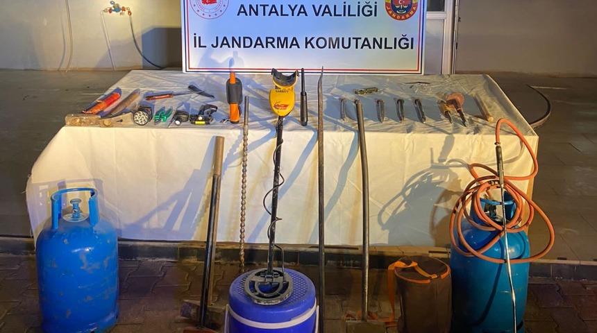 Antalya'da kaçak kazı yapan 3 kişi suçüstü yakalandı