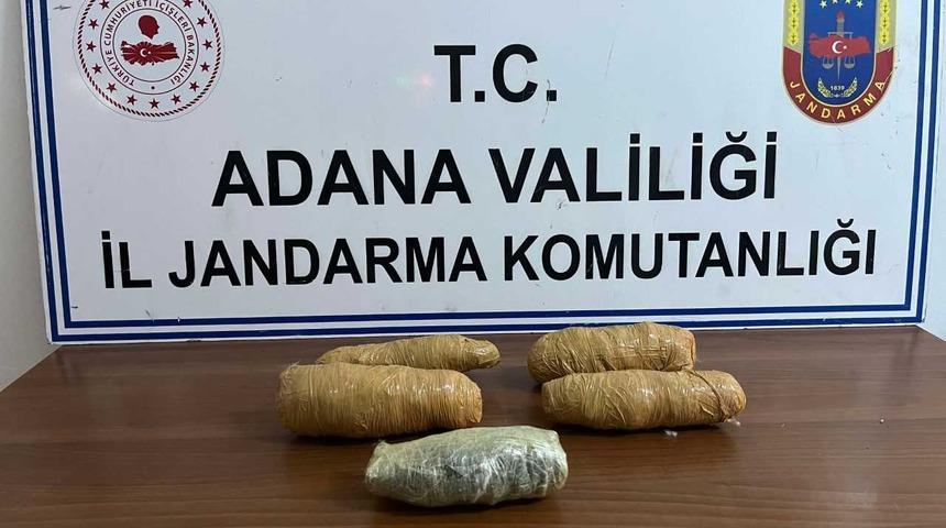 Adana'da yolcu otobüsünde yastığın içine uyuşturucu saklayan zanlı yakalandı