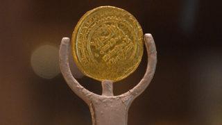 Antalyalı bir koleksiyoner bağışladı! 1000 yıllık ’Alparslan Sikkesi’ Ahlat Müzesi’nde ziyarete açıldı