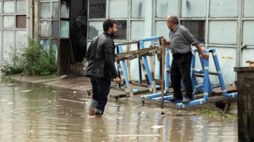 Şiddetli yağış sonrası yollar g&ouml;le d&ouml;nd&uuml;