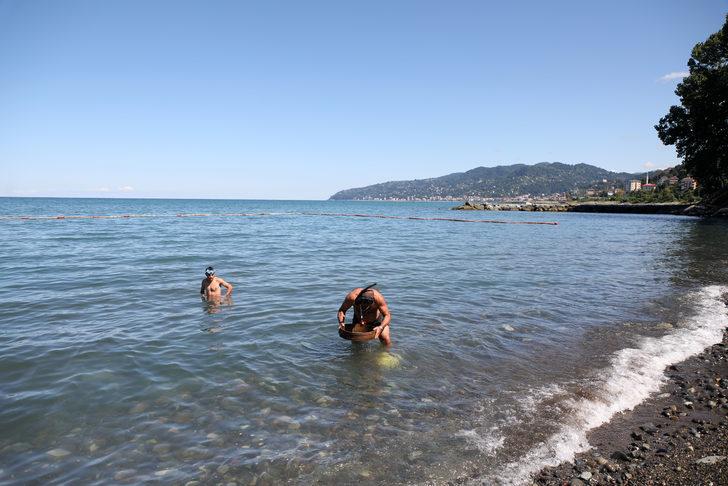 Denizde kaybolan kolyesini bulmak için iş makinesi kiraladı G4