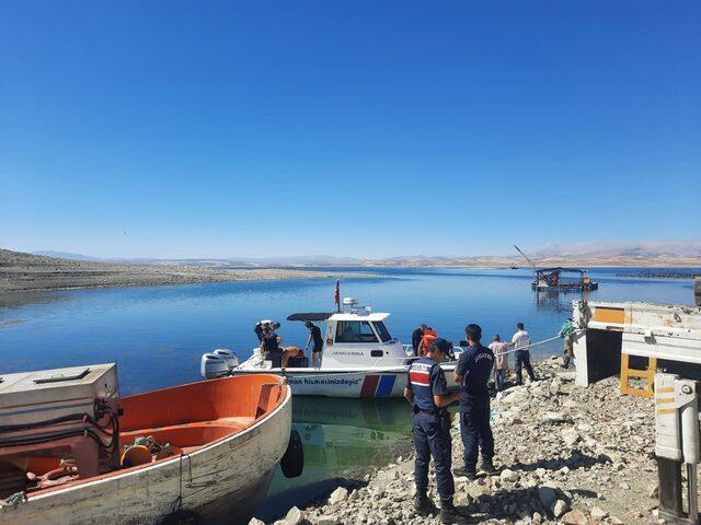 Elazığ'da Keban Baraj Gölü'nde balıkçı teknesi battı