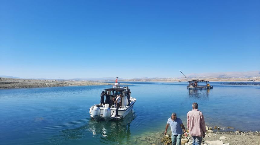 Elazığ'da Keban Baraj Gölü'nde balıkçı teknesi battı