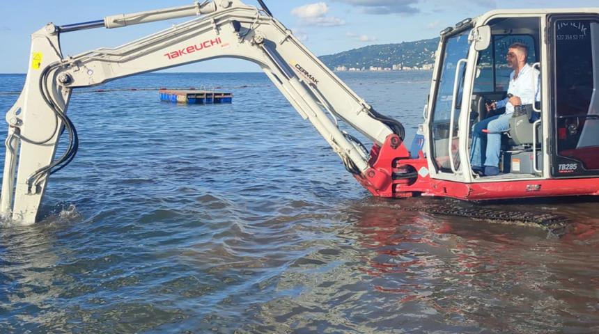 Böylesi görülmedi: Arap turist denizde kolyesini kaybetti, bulmak için iş makinesi kiraladı! Değeri dudak uçuklattı