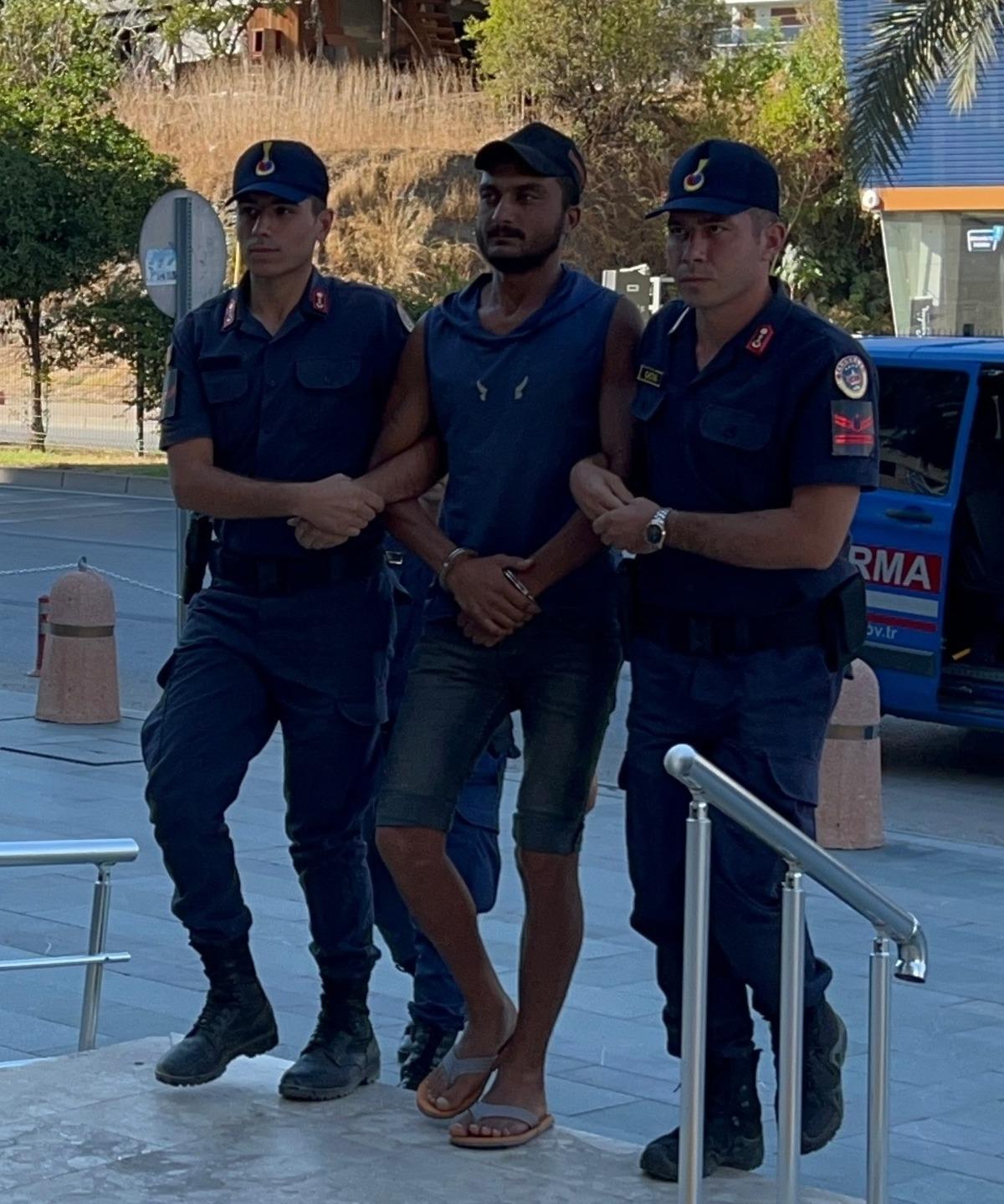 Alanya'da ev arkadaşını &ouml;ld&uuml;rd&uuml;ğ&uuml; iddia edilen zanlı yakalandı