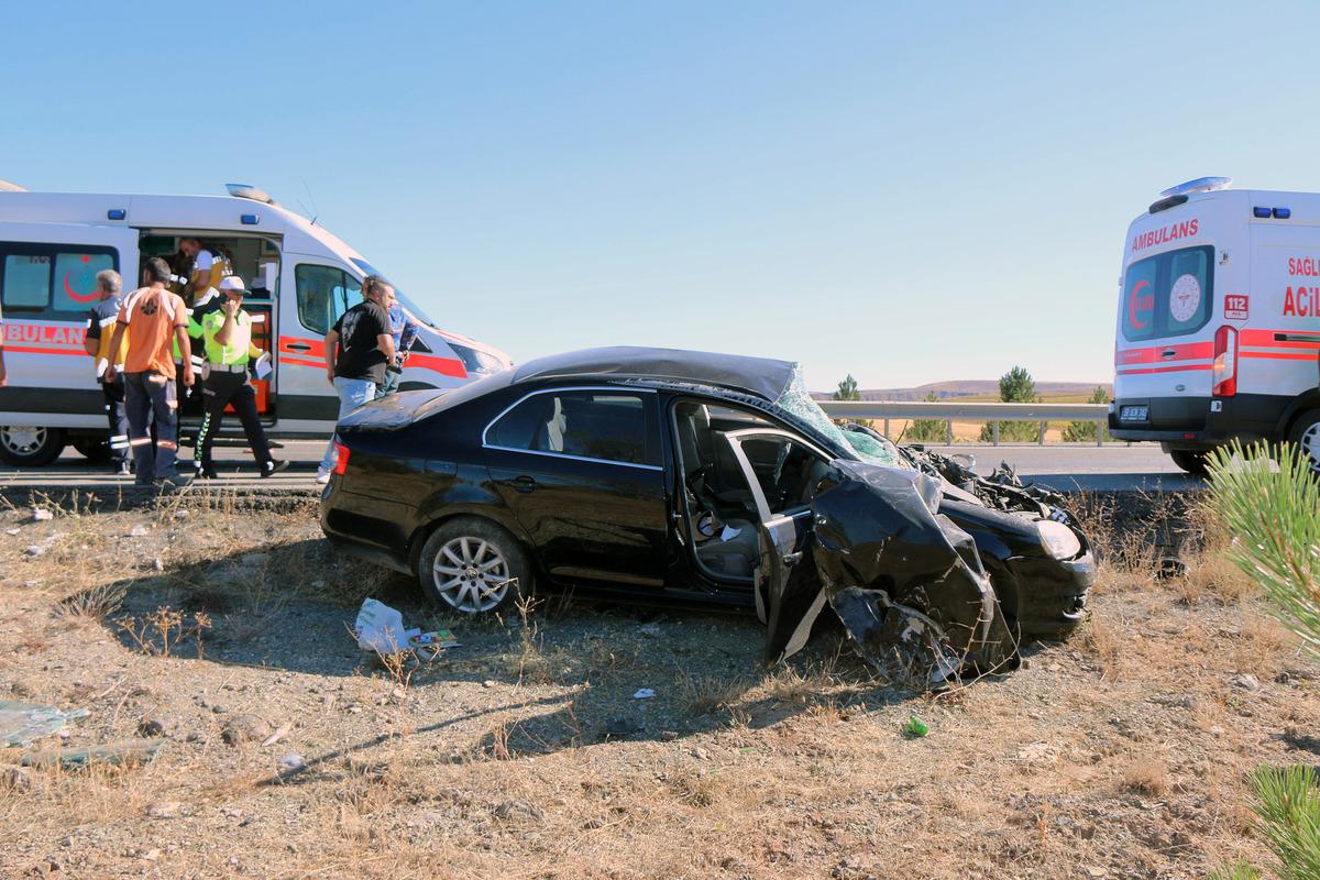 Sivas'ta tıra arkadan &ccedil;arpan otomobildeki biri &ccedil;ocuk 7 kişi yaralandı