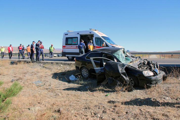 Sivas'ta tıra arkadan çarpan otomobildeki biri çocuk 7 kişi yaralandı G3