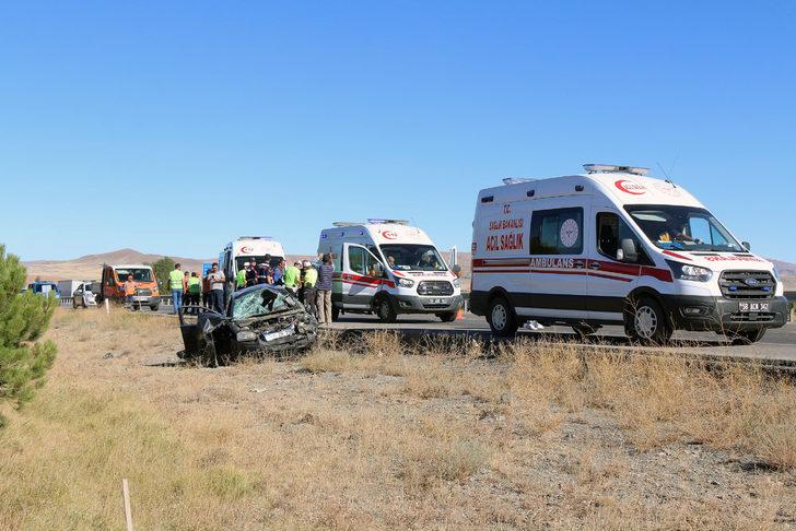 Sivas'ta tıra arkadan çarpan otomobildeki biri çocuk 7 kişi yaralandı G4