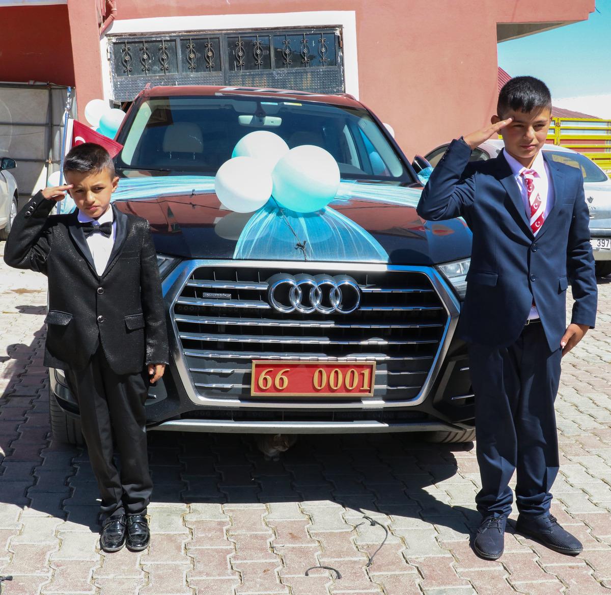 Yozgat Valisi Polat'ın makam otomobili şehit &ccedil;ocuklarının s&uuml;nnet aracı oldu