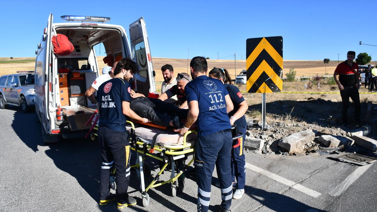 Sivas'ta otomobil ile hafif ticari ara&ccedil; &ccedil;arpıştı, 1 kişi &ouml;ld&uuml;, 6 kişi yaralandı