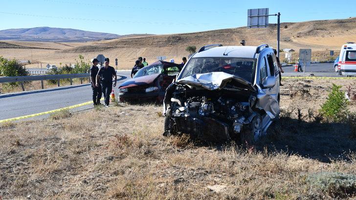 Sivas'ta otomobil ile hafif ticari araç çarpıştı, 1 kişi öldü, 6 kişi yaralandı G4