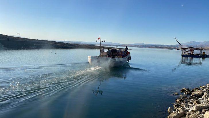 GÜNCELLEME - Elazığ'da Keban Baraj Gölü'nde balıkçı teknesi battı G1