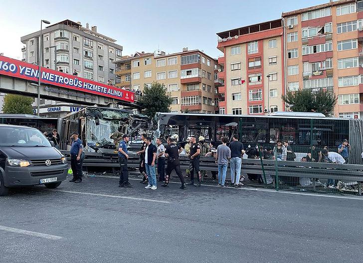 Avcılar'da iki metrobüs çarpıştı G1