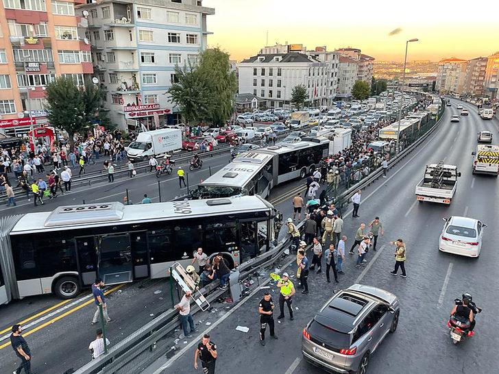 Avcılar'da iki metrobüs çarpıştı G3