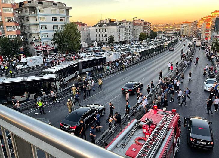 Avcılar'da iki metrobüs çarpıştı G5