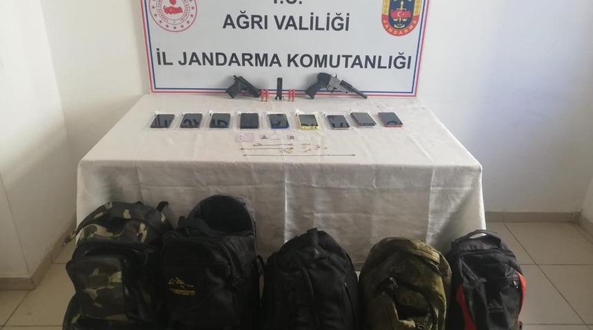 Ağrı'da göçmen kaçakçılığı yaptıkları öne sürülen 4 kişi tutuklandı