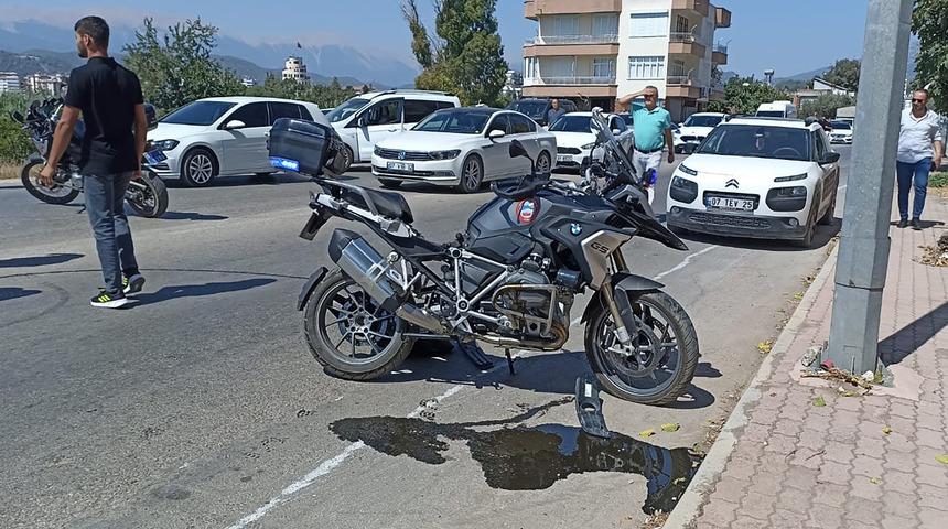 Yunus ekibinin olduğu motosikletle otomobilin çarpışması sonucu polis memuru yaralandı