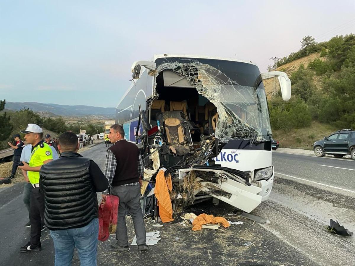 Kastamonu'da otob&uuml;s ile trakt&ouml;r &ccedil;arpıştı, 1 kişi &ouml;ld&uuml;, 9 kişi yaralandı