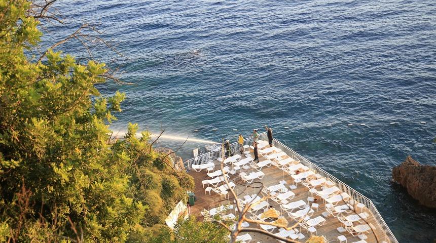 Antalya'da falezlerdeki çalılıklarda çıkan yangın söndürüldü