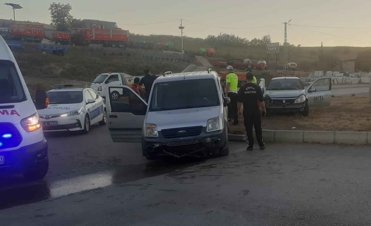 Tokat'ta hafif ticari ara&ccedil;la otomobilin &ccedil;arpışması sonucu 3 kişi yaralandı
