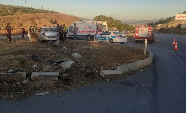 Tokat'ta hafif ticari araçla otomobilin çarpışması sonucu 3 kişi yaralandı G2