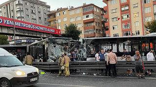 SON DAKİKA | İstanbul'da metrobüsler çarpıştı: Yaralı sayısı 99'a yükseldi! Olay yerinden feci görüntüler